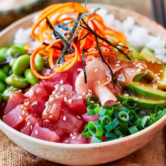 Poké bowl avec thon et mayonnaise shichimi